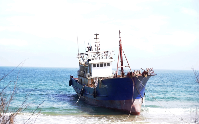 T&agrave;u sắt Trung Quốc mắc cạn ở Quảng Ng&atilde;i v&agrave; những diễn biến mới nhất - Ảnh 1.