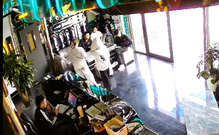 Cảnh s&aacute;t giải cứu 2 thiếu nữ bị mua b&aacute;n, &eacute;p đi l&agrave;m nh&acirc;n vi&ecirc;n karaoke - Ảnh 2.