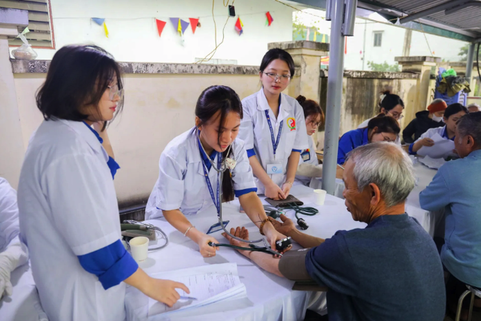 Học viện Y - Dược học cổ truyền Việt Nam kh&aacute;m chữa bệnh miễn ph&iacute; 2.500 người d&acirc;n - Ảnh 1.