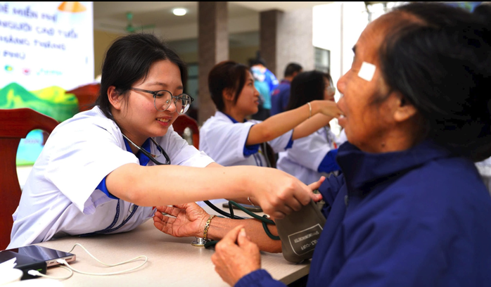 Học viện Y - Dược học cổ truyền Việt Nam kh&aacute;m chữa bệnh miễn ph&iacute; 2.500 người d&acirc;n - Ảnh 4.