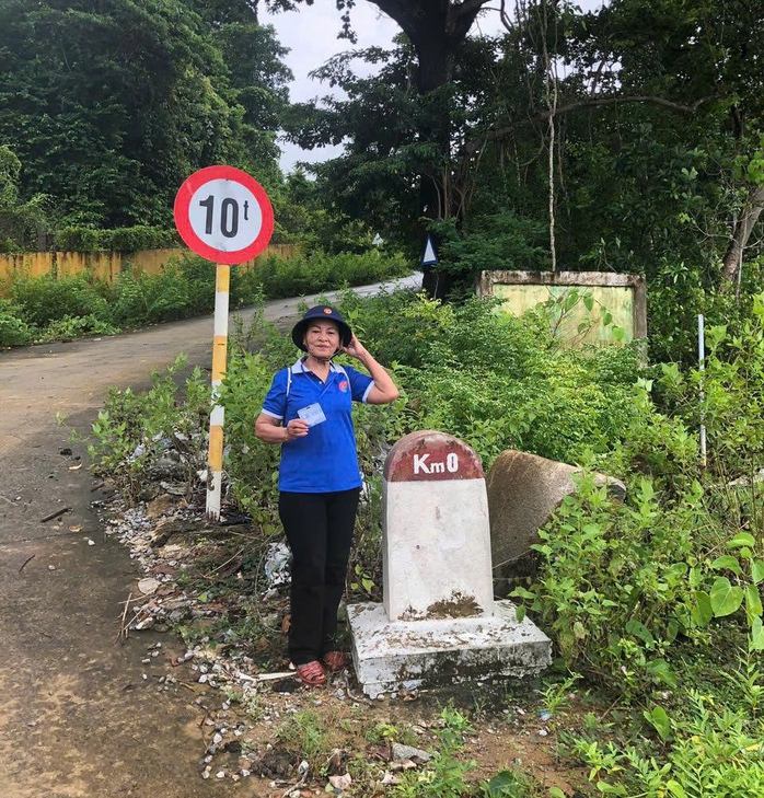 Cụ b&agrave; 79 tuổi đi bộ hơn 300 km để đ&oacute;ng g&oacute;p học bổng cho học sinh, sinh vi&ecirc;n - Ảnh 2.