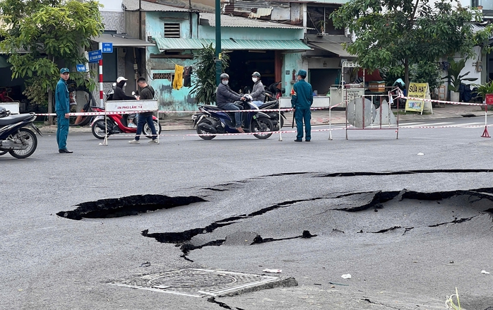 Sạt lở bờ k&ecirc;nh TPHCM g&acirc;y hố s&acirc;u nguy hiểm , nguy&ecirc;n nh&acirc;n đang được điều tra - Ảnh 2.
