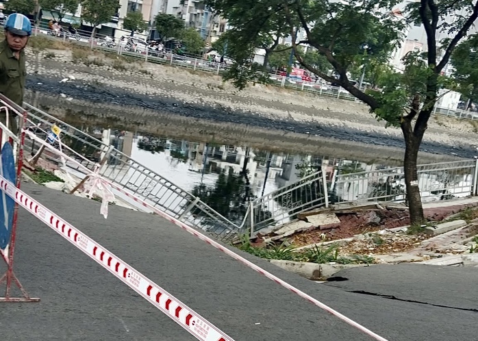 Sạt lở bờ k&ecirc;nh TPHCM g&acirc;y hố s&acirc;u nguy hiểm , nguy&ecirc;n nh&acirc;n đang được điều tra - Ảnh 5.