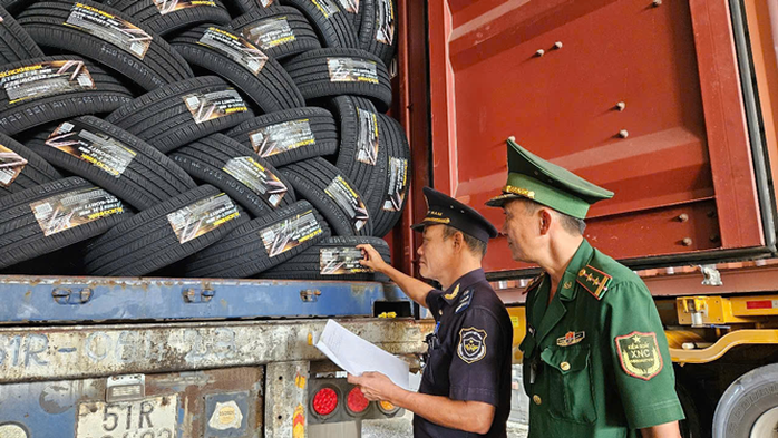 Chặn bu&ocirc;n lậu ở bi&ecirc;n giới T&acirc;y Nam - Ảnh 1.