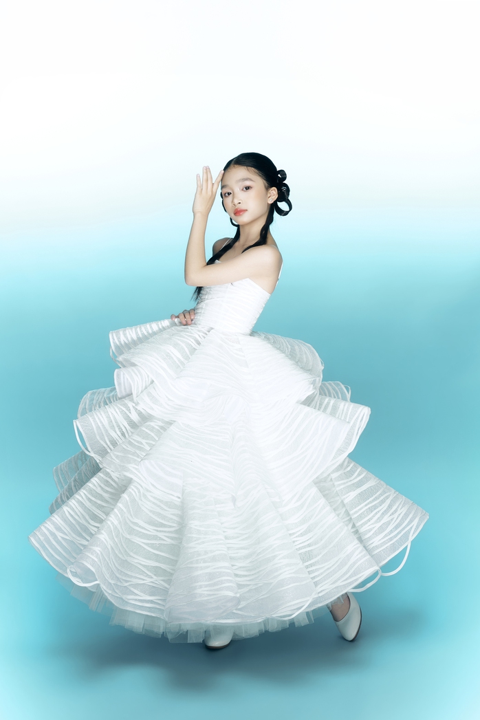 Mẫu nh&iacute; Ruby T&acirc;m Nhi diện thiết kế kỷ lục của NTK Nguyễn Minh C&ocirc;ng  - Ảnh 3.