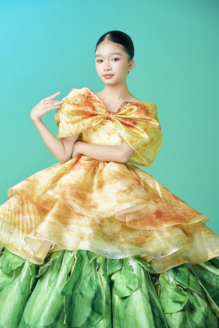 Mẫu nh&iacute; Ruby T&acirc;m Nhi diện thiết kế kỷ lục của NTK Nguyễn Minh C&ocirc;ng  - Ảnh 2.