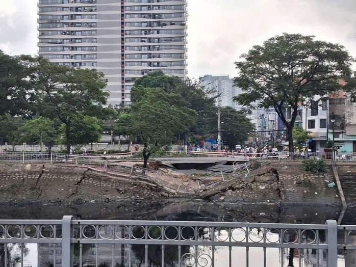 Sạt lở bờ k&ecirc;nh TPHCM g&acirc;y hố s&acirc;u nguy hiểm , nguy&ecirc;n nh&acirc;n đang được điều tra - Ảnh 3.