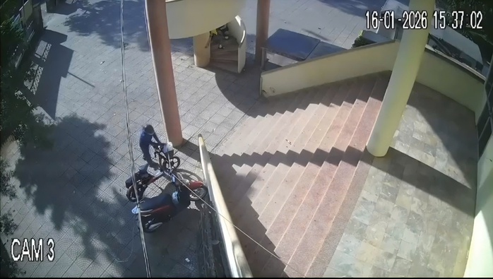 Người phụ nữ bị trộm 800 tờ v&eacute; số v&agrave; thẻ c&agrave;o tr&uacute;ng thưởng tại Đắk Lắk - Ảnh 1.