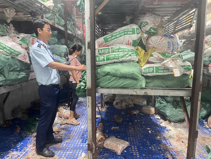 Gần 18 tấn l&ograve;ng b&ograve; kh&ocirc;ng r&otilde; nguồn gốc b&aacute;n Tết - Ảnh 2.