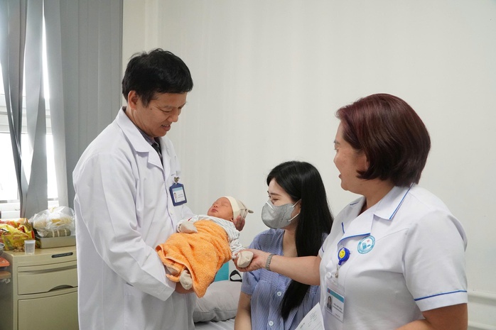 Nh&acirc;n vi&ecirc;n y tế hiến m&aacute;u "n&oacute;ng" cứu sản phụ băng huyết nguy kịch - Ảnh 1.