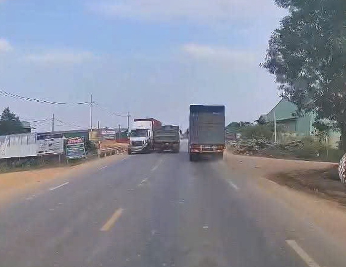 Sau phản &aacute;nh của người d&acirc;n, CSGT xử l&yacute; t&agrave;i xế xe tải vượt ẩu - Ảnh 1.