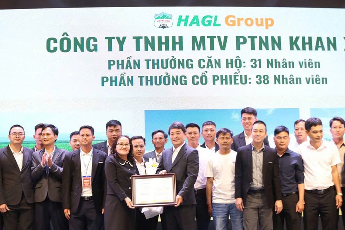Bầu Đức thưởng căn hộ cho nhân viên duy nhất của một phòng ở lại khi công ty nợ lương nửa năm - Ảnh 2.