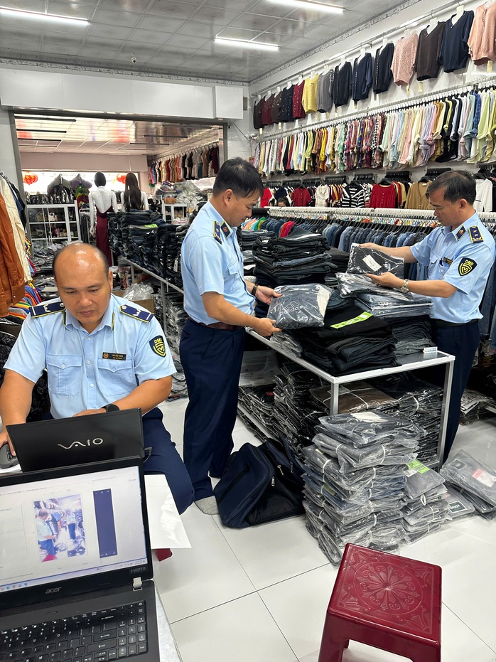 Ph&aacute;t hiện lượng lớn sản phẩm giả mạo thương hiệu nổi tiếng - Ảnh 1.