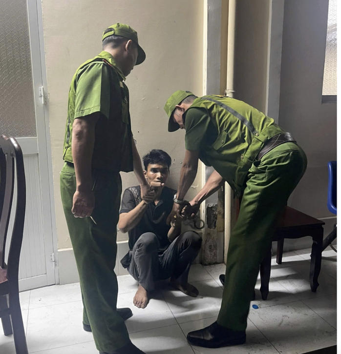 Cần Thơ: Cảnh s&aacute;t khống chế đối tượng ng&aacute;o đ&aacute; x&acirc;m nhập trụ sở c&ocirc;ng an - Ảnh 1.