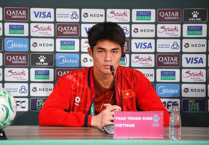 Thủ th&agrave;nh Trần Trung Ki&ecirc;n quyết vượt mặt đồng nghiệp U23 Trung Quốc - Ảnh 3.
