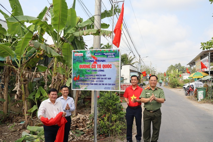 Kh&aacute;nh th&agrave;nh 2 c&ocirc;ng tr&igrave;nh "Đường cờ Tổ quốc" tại Vĩnh Long ch&agrave;o mừng Đại hội XIV của Đảng - Ảnh 5.
