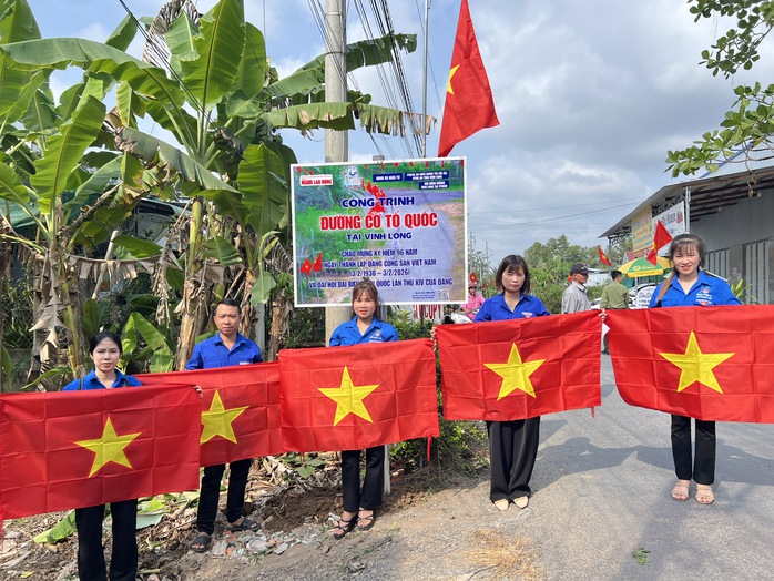 Kh&aacute;nh th&agrave;nh 2 c&ocirc;ng tr&igrave;nh "Đường cờ Tổ quốc" tại Vĩnh Long ch&agrave;o mừng Đại hội XIV của Đảng - Ảnh 4.
