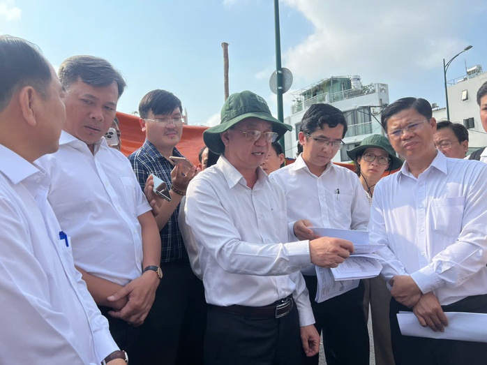 Hiện trường sụp đường Ba Đ&igrave;nh: L&atilde;nh đạo TPHCM y&ecirc;u cầu xử l&yacute; trước Tết - Ảnh 1.