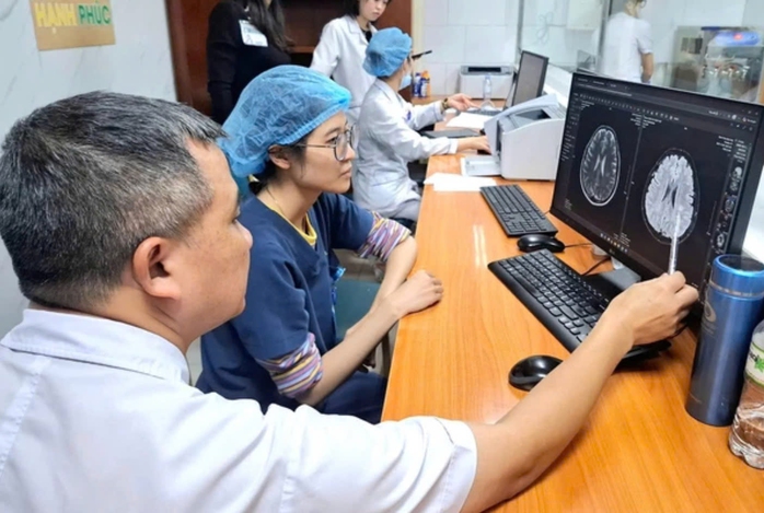 H&uacute;t thuốc l&aacute; điện tử: Phạt 5 triệu đồng, chủ qu&aacute;n cũng vạ l&acirc;y - Ảnh 1.