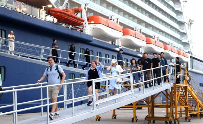 Kh&aacute;ch du lịch Quảng Ninh đạt 380 . 000 Lượt trong ng&agrave;y đầu năm mới 2026 - Ảnh 1.