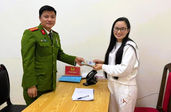 Người phụ nữ bỏ qu&ecirc;n gần 40 triệu đồng ở c&acirc;y ATM ng&agrave;y cuối năm - Ảnh 2.