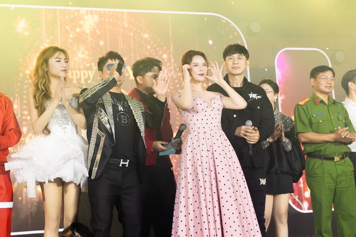 L&yacute; Nh&atilde; Kỳ mời d&agrave;n nghệ sĩ đếm ngược đ&oacute;n năm mới  - Ảnh 2.