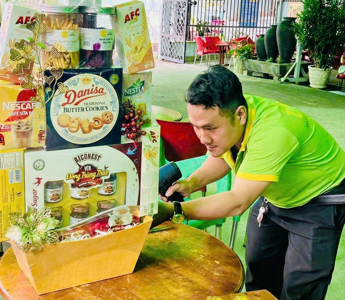 Tất bật kiếm th&ecirc;m thu nhập m&ugrave;a Tết - Ảnh 1.