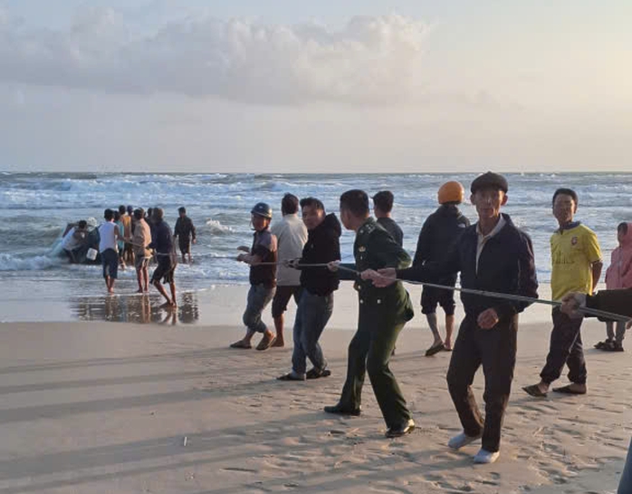 Ngư d&acirc;n mất t&iacute;ch tr&ecirc;n biển do ghe đ&aacute;nh c&aacute; bị ch&igrave;m tại Quảng Trị - Ảnh 1.