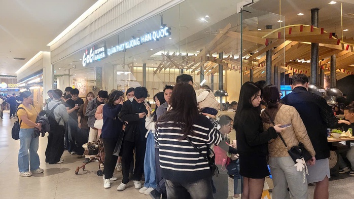 Người d&acirc;n đổ về trung t&acirc;m thương mại vui chơi, mua sắm, xếp h&agrave;ng d&agrave;i thưởng thức ẩm thực - Ảnh 4.