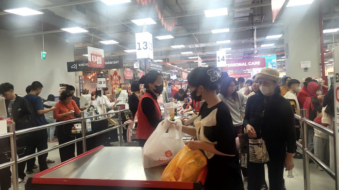 Người d&acirc;n đổ về trung t&acirc;m thương mại vui chơi, mua sắm, xếp h&agrave;ng d&agrave;i thưởng thức ẩm thực - Ảnh 5.
