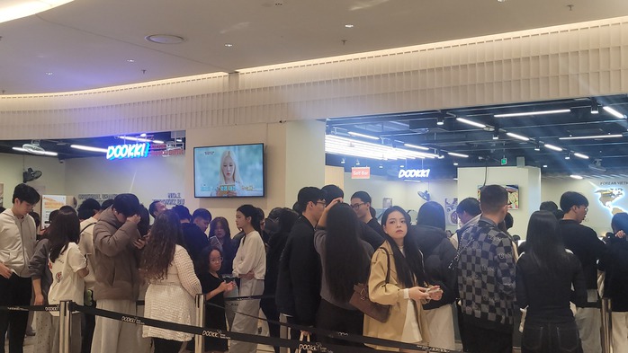 Người d&acirc;n đổ về trung t&acirc;m thương mại vui chơi, mua sắm, xếp h&agrave;ng d&agrave;i thưởng thức ẩm thực - Ảnh 1.