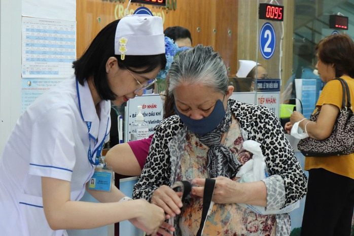 TPHCM: Sau s&aacute;p nhập c&aacute;c cơ sở y tế, quyền lợi BHYT của người d&acirc;n được thực hiện thế n&agrave;o? - Ảnh 1.