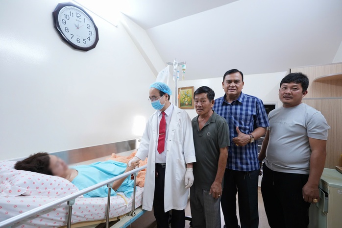 Tưởng chỉ đau bụng, đi kh&aacute;m biết ung thư đại tr&agrave;ng - Ảnh 1.