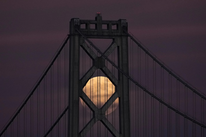 Ng&agrave;y mai, Việt Nam đ&oacute;n "si&ecirc;u trăng s&oacute;i" s&aacute;ng hiếm thấy - Ảnh 1.