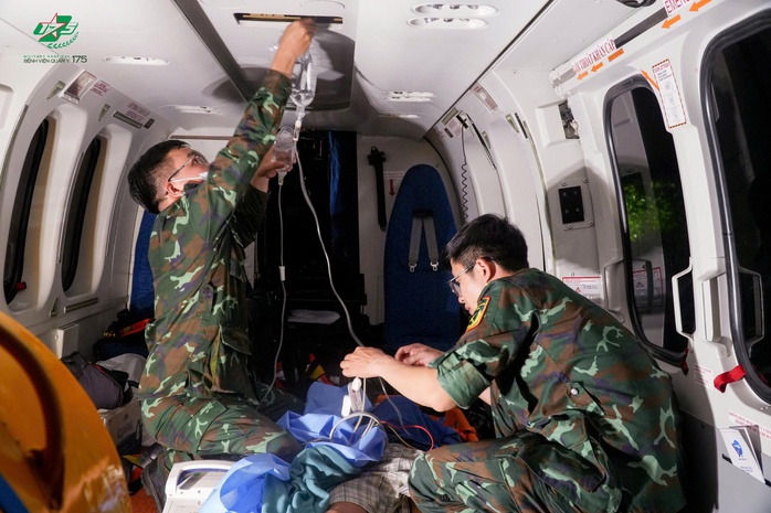 Trực thăng qu&acirc;n đội đưa bệnh nh&acirc;n nguy kịch từ đảo Nam Yết về đất liền an to&agrave;n - Ảnh 3.