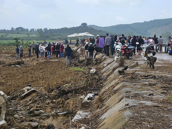Danh t&iacute;nh 4 nạn nh&acirc;n tử vong trong vụ sập bờ k&egrave; s&ocirc;ng Ba g&acirc;y chấn động - Ảnh 2.