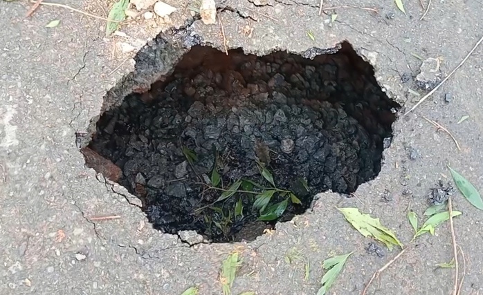 Điều bất thường xuất hiện giữa Quốc lộ 9B ở Quảng Trị - Ảnh 1.