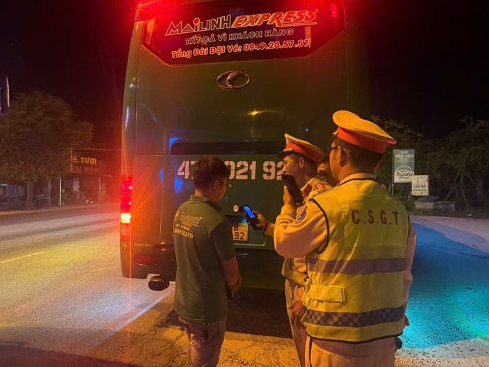 T&agrave;i xế vi phạm nồng độ cồn khi chở kh&aacute;ch: Cảnh b&aacute;o an to&agrave;n giao th&ocirc;ng - Ảnh 2.
