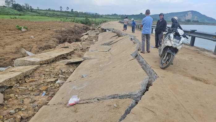 Vụ sập bờ k&egrave; s&ocirc;ng Ba l&agrave;m 4 người tử vong: Ai chịu tr&aacute;ch nhiệm? - Ảnh 1.