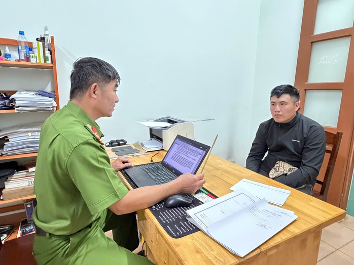 T&yacute; hai lầu tấn c&ocirc;ng t&agrave;i xế taxi khi đang l&aacute;i xe g&acirc;y bức x&uacute;c dư luận - Ảnh 1.