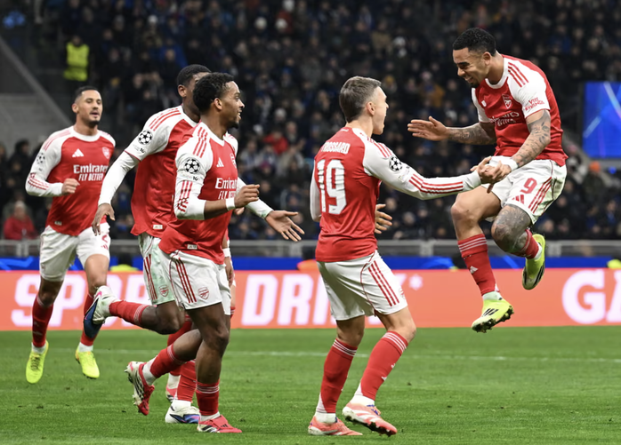 Quật ng&atilde; Inter Milan, Arsenal lập kỳ t&iacute;ch Champions League - Ảnh 5.