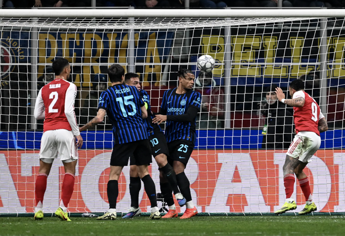 Quật ng&atilde; Inter Milan, Arsenal lập kỳ t&iacute;ch Champions League - Ảnh 3.