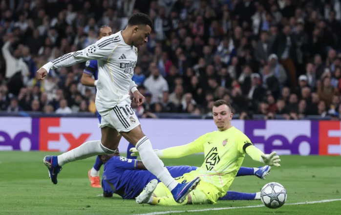 "Song s&aacute;t" Vinicius &ndash; Mbapp&eacute; lập c&ocirc;ng, Real Madrid thắng hủy diệt Monaco - Ảnh 2.