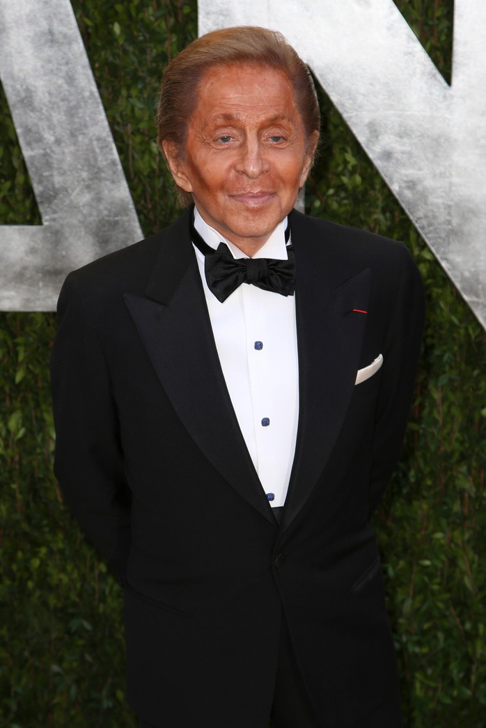 Thương tiếc nh&agrave; thiết kế huyền thoại Valentino - Ảnh 1.