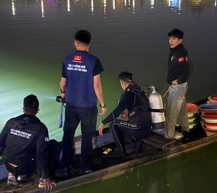 "Đ&aacute;nh rơi" 2 lượng v&agrave;ng xuống s&ocirc;ng Hương - Ảnh 1.