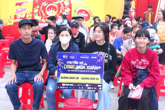 "Chuyến xe m&ugrave;a Xu&acirc;n" tặng 2.000 v&eacute; xe cho c&ocirc;ng nh&acirc;n, lao động về qu&ecirc; đ&oacute;n Tết - Ảnh 2.