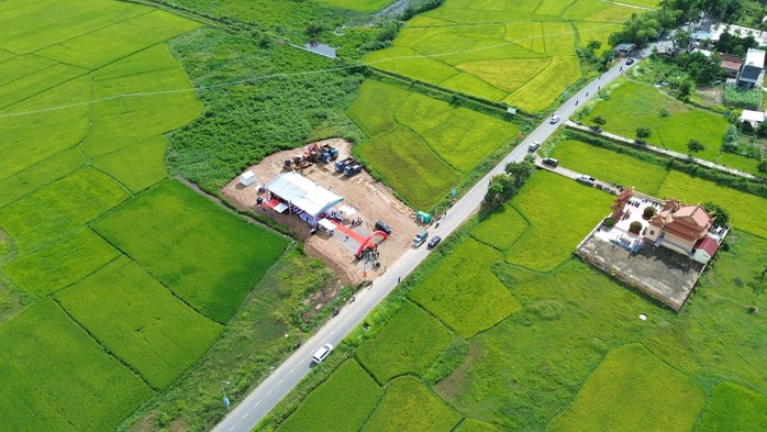 Chạy nước r&uacute;t tr&ecirc;n c&ocirc;ng trường t&aacute;i định cư - Ảnh 2.