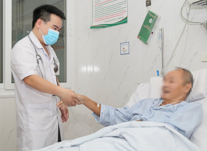 Người đ&agrave;n &ocirc;ng đổ gục khi đang chơi tennis - Ảnh 1.