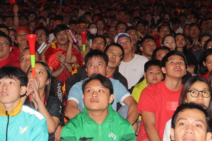 Lỡ hẹn chung kết, CĐV TP HCM gửi lời động vi&ecirc;n đến U23 Việt Nam  - Ảnh 1.