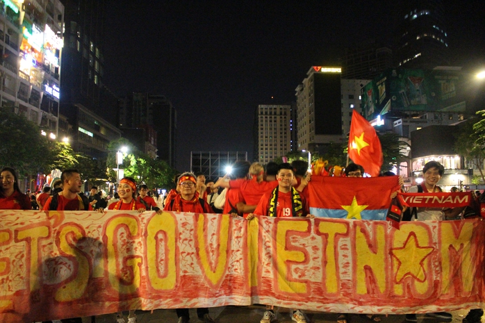 Lỡ hẹn chung kết, CĐV TP HCM gửi lời động vi&ecirc;n đến U23 Việt Nam  - Ảnh 6.